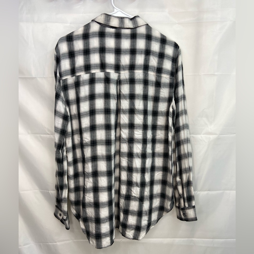 EUC American Eagle women’s black white plaid relaxed boyfriend fit button‎ shirt - Picture 6 of 7